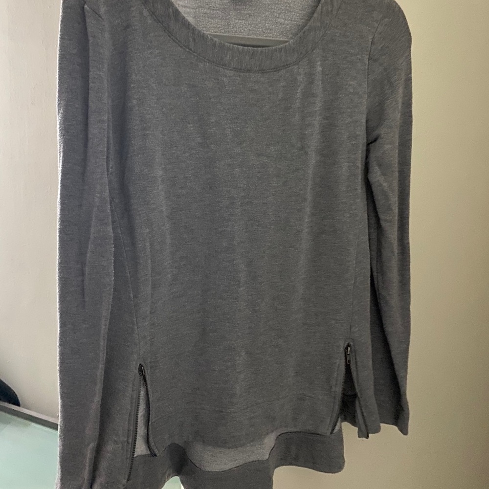 Cute grey sweat shirt like top with zippers sz M